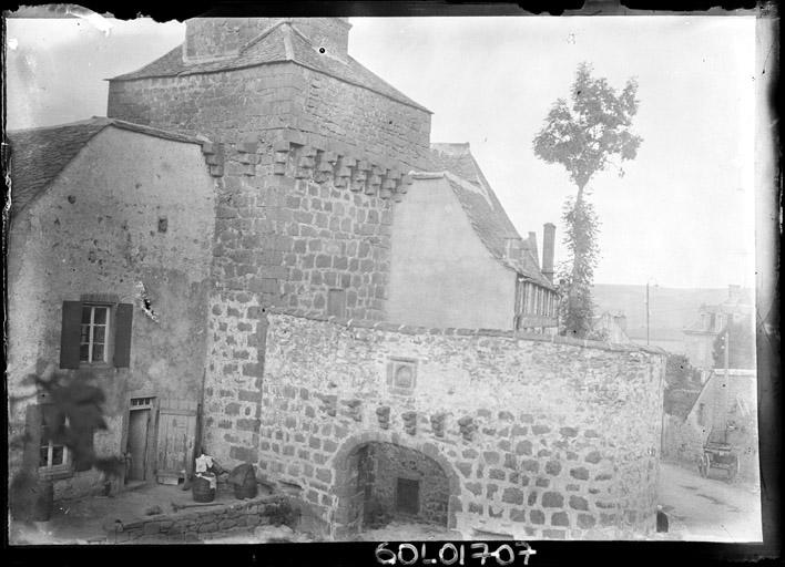 Partie inférieure de la tour et barbacane