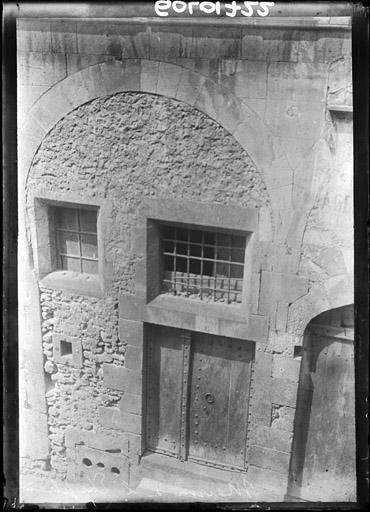 Façade sur rue : Porte et fenêtres du rez-de-chaussée