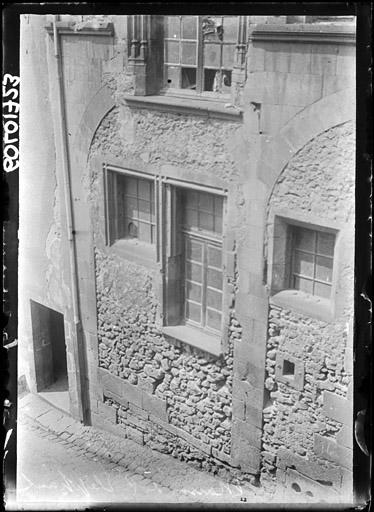 Façade sur rue : Fenêtres du rez-de-chaussée