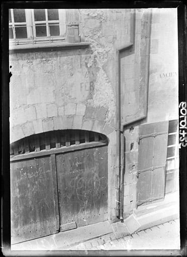 Façade sur rue : Grande porte du rez-de-chaussée