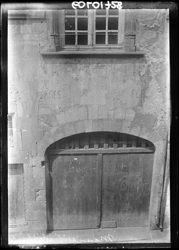 Façade sur rue : Grande porte du rez-de-chaussée