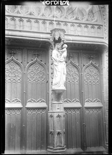 Portail de la façade ouest : Statue au trumeau de la Vierge à l'Enfant dite Vierge du Marthuret