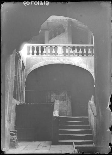 Cour intérieure : Escalier et galerie