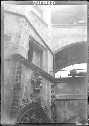 Cour intérieure : Fenêtre de la tourelle d'escalier