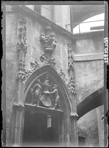 Cour intérieure : Tympan de la porte de la tourelle d'escalier