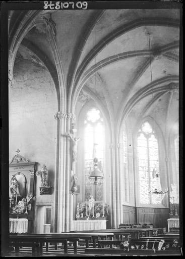 Vue intérieure de la nef vers le nord-est : Choeur et chapelles latérales