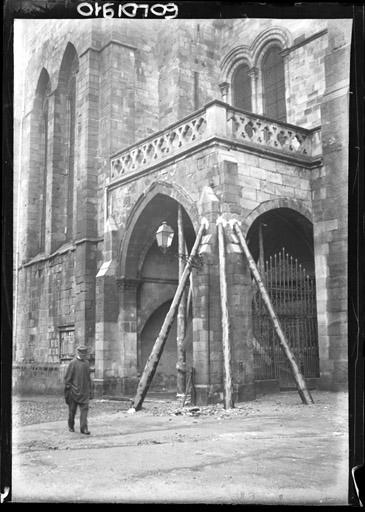 Porche : Piles maintenues par des étais