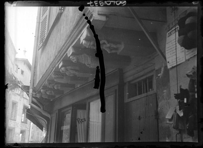 Façade sur rue : Poutres sculptées de la galerie