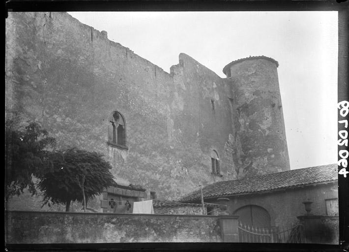 Façade avec tour