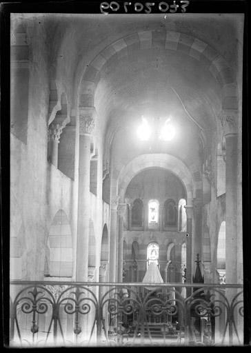 Vue intérieure de la nef vers le choeur prise de la tribune