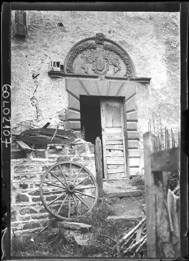 Façade est : Porte surmontée d'un tympan sculpté