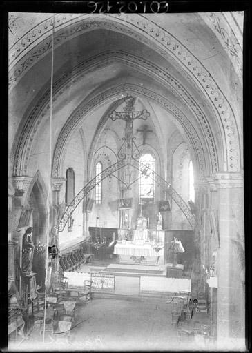 Vue intérieure de la nef vers le choeur