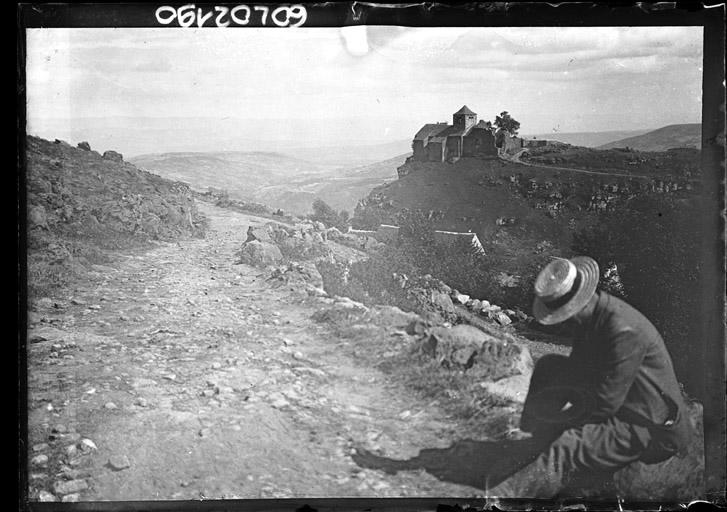 Vue générale prise d'un chemin