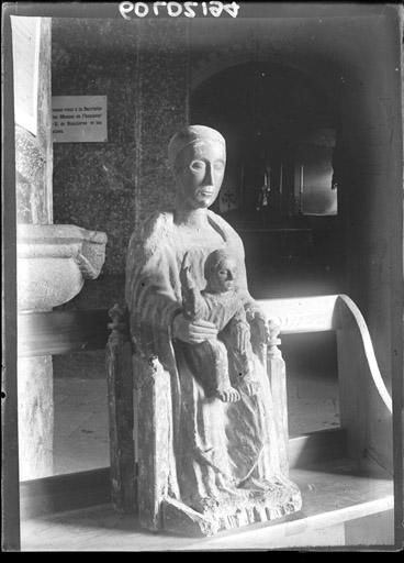 Statue en bois peint : Vierge à l'Enfant assise (trois-quarts)