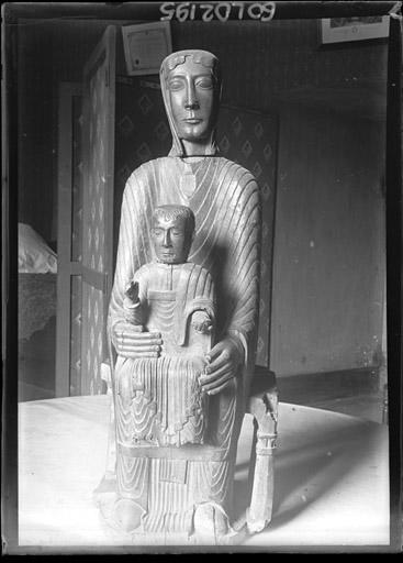 Statue en bois : Vierge à l'Enfant assise (face)