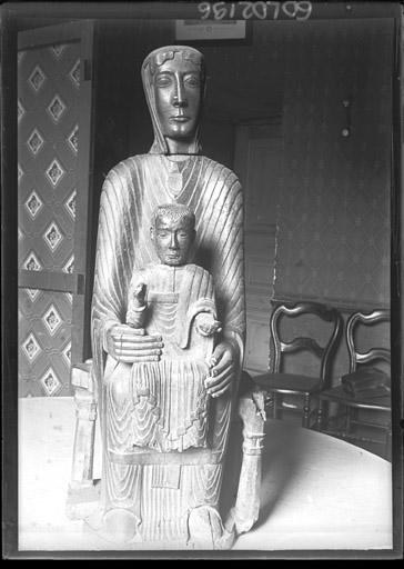 Statue en bois : Vierge à l'Enfant assise (face)