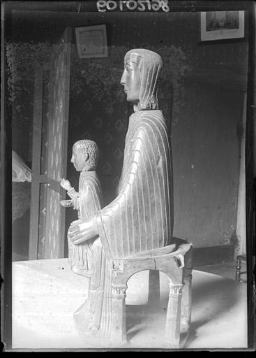 Statue en bois : Vierge à l'Enfant assise (profil)