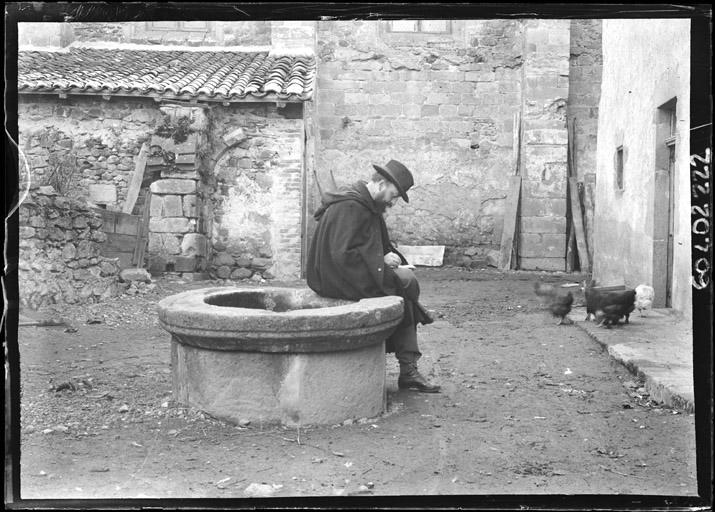 Cloître (vestiges) : Personnage assis sur un puits