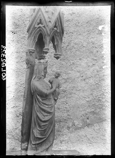 Statuette en bois peint : Vierge à l'Enfant dite Notre-Dame de Grâce (trois-quarts)