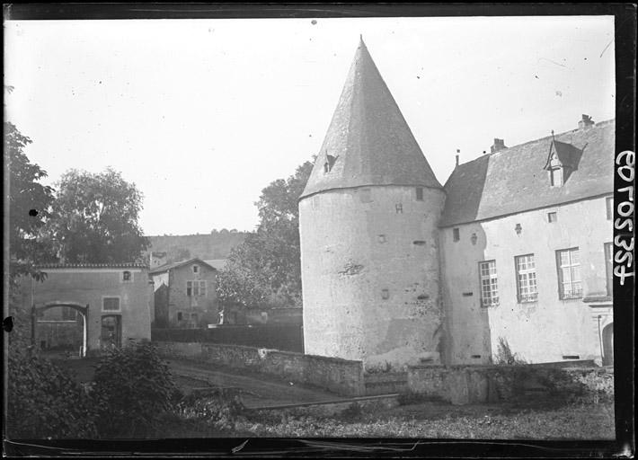 Tour du nord-ouest et revers du portique d'entrée de l'enceinte extérieure