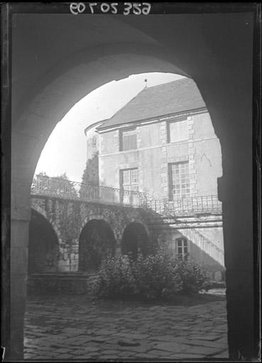 Cour intérieure : Façade et galerie d'arcades