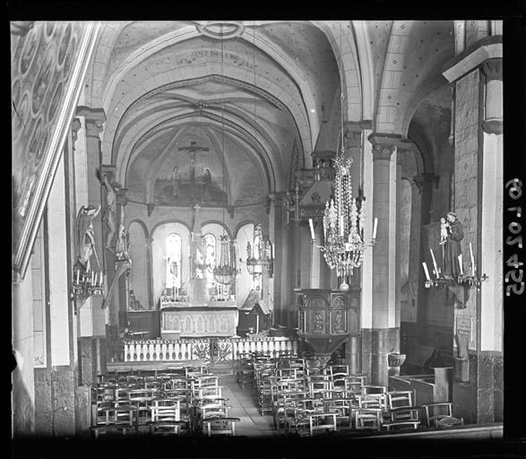 Vue intérieure de la nef vers le choeur