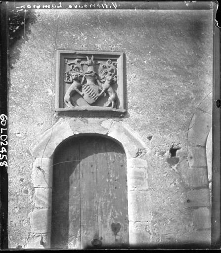 Porte surmontée d'un bas-relief en pierre