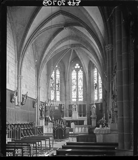 Vue intérieure de la nef vers le choeur