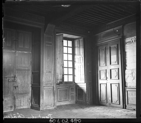 Vue intérieure d'une salle : Portes et fenêtres