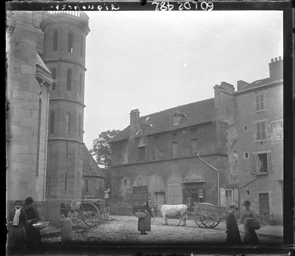 Abords : Tour du transept nord et maison ancienne