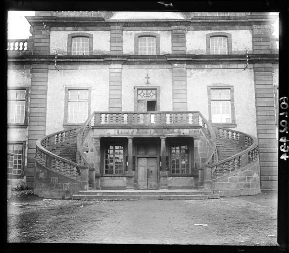 Façade avec escalier d'honneur