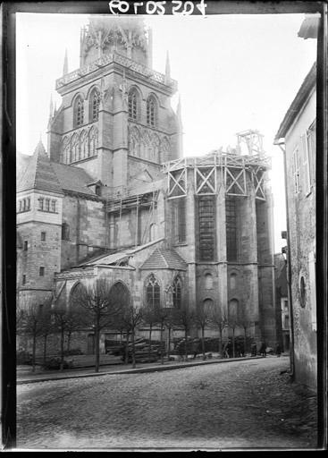 Angle sud-est : Abside et tour de la croisée