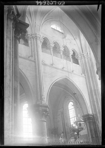 Vue intérieure de la nef : Grandes arcades, tribune et fenêtres hautes