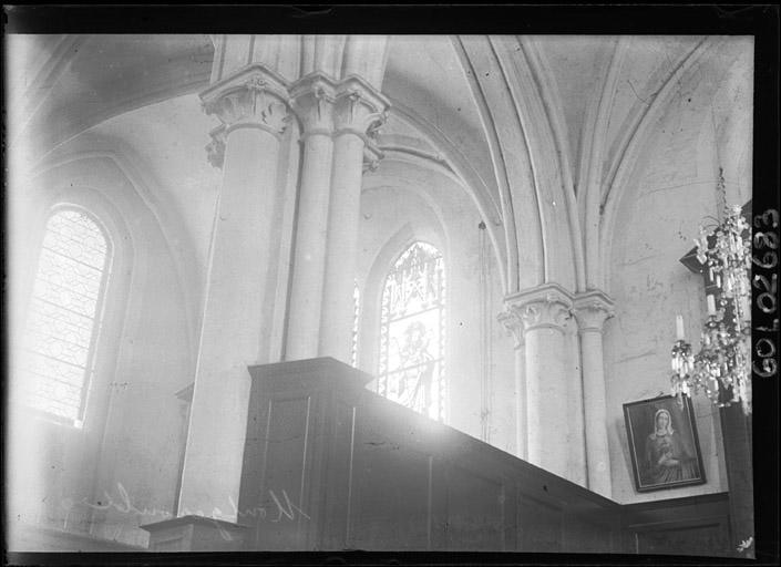 Vue intérieure d'une chapelle : Colonnes et départs de voûtes