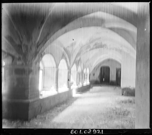 Cloître : Vue intérieure d'une galerie