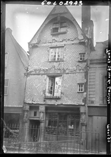 Façade sur rue à pignon avec boutique au rez-de-chaussée