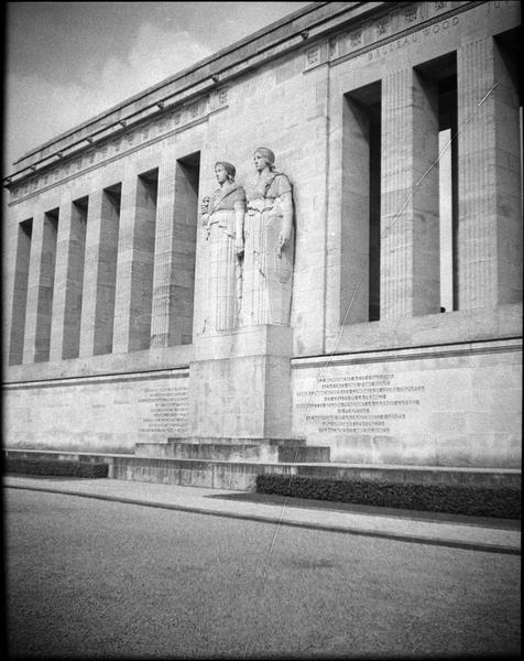 Façade ouest, colonnade et statues symbolisant les Etats-Unis et la France