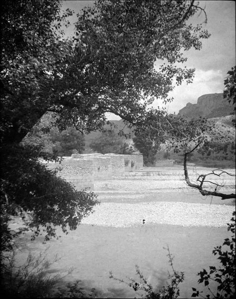 Pont au fond du lac de Sainte-Croix depuis la rive gauche du Verdon (pont englouti en 1974 lors de la mise en eau du barrage)