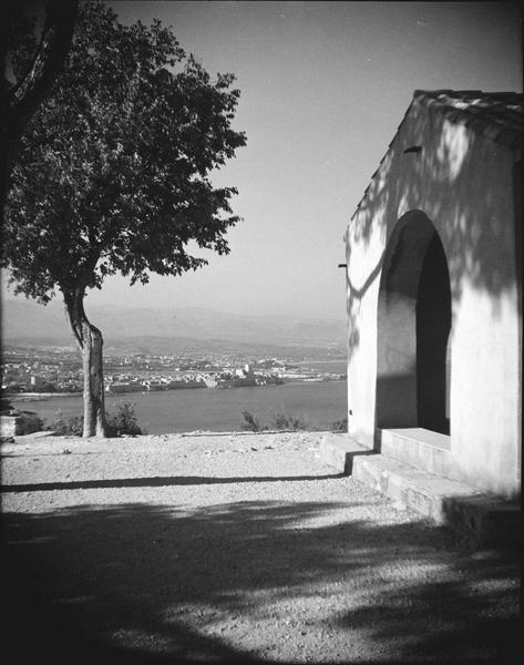 Porche ouest vu en perspective côté sud et vue sur Antibes en arrière-plan