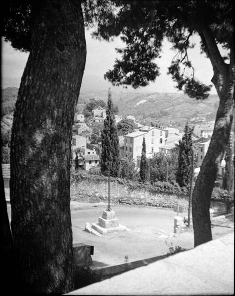 Jardin et quartier Saint-Anne depuis le château