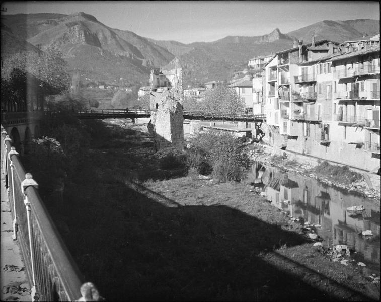 Pont en ruines (suite aux bombardements de la Seconde Guerre mondiale) et maisons sur La Bévéra