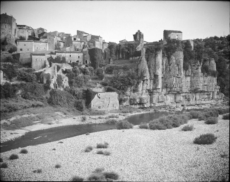 Ensemble nord et falaise depuis les rives de l'Ardèche