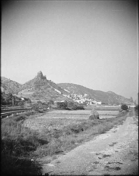 Ruines du château côté sud et village en contrebas depuis la rue du Perillas