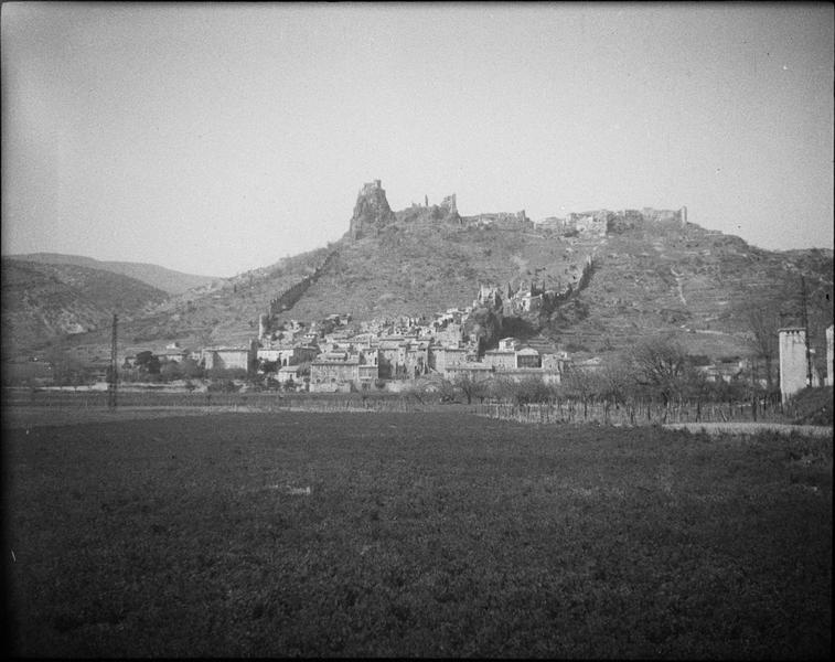 Ruines du château, côté est, et village en contrebas depuis la berge opposée