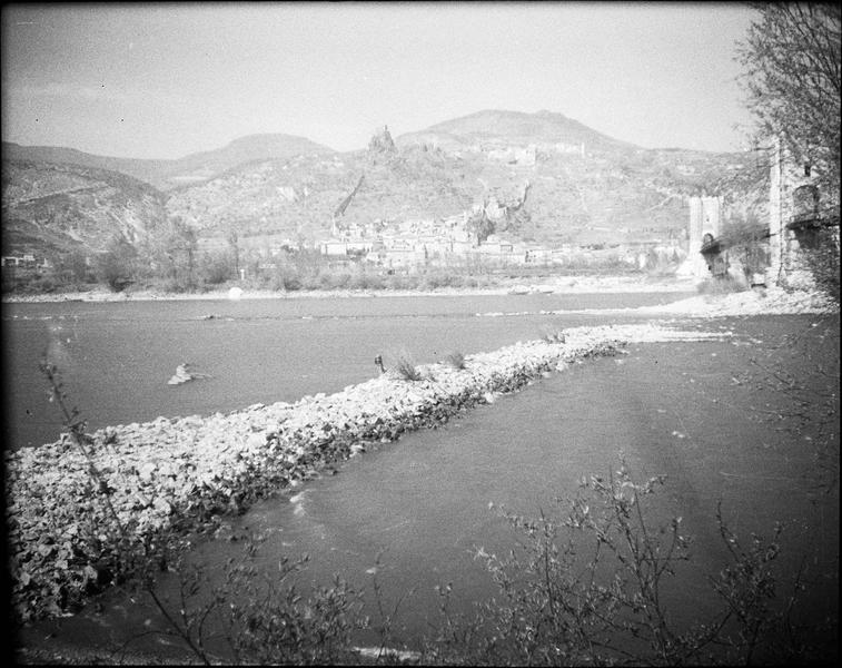 Pont vu en perspective côté est depuis la berge opposée