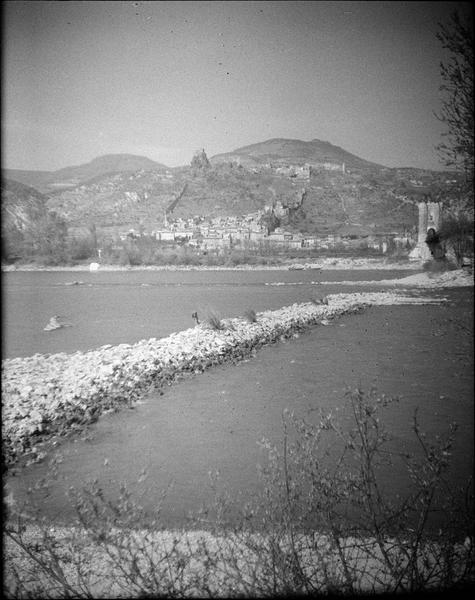 Pont vu en perspective côté est depuis la berge opposée