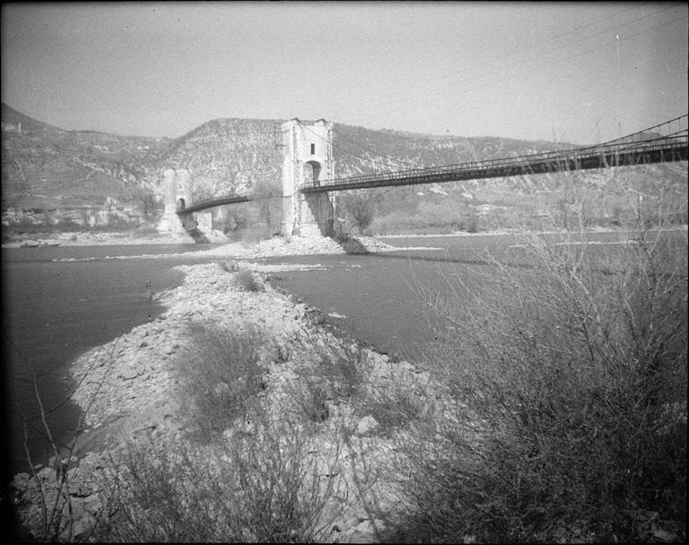 Pont depuis la berge