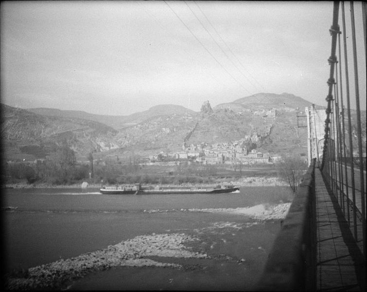 Barge sur le Rhône vu du pont et village en arrière-plan