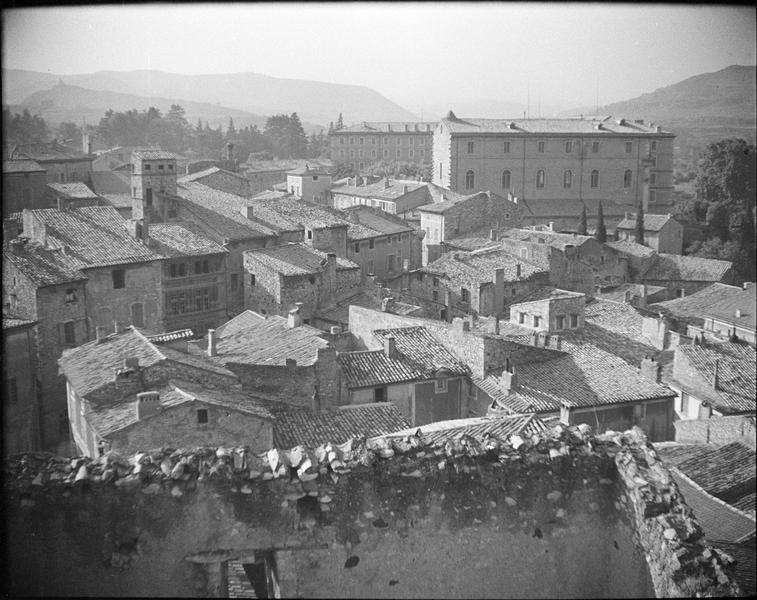 Ensemble vu en plongée, côté est, et maisons attenantes