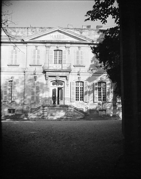 Façade ouest sur jardin, entrée avec escalier à double rampe